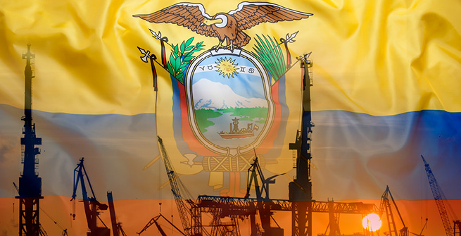 Industrieanlagen vor Flagge Ecuadors