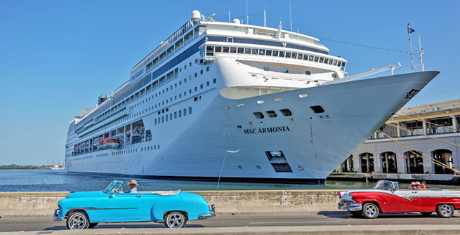 Kreuzfahrtschiff im Hafen von Havanna
