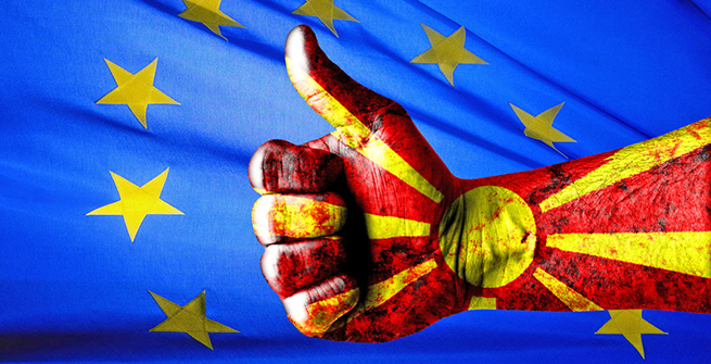 Hand mit mazedonischen Farben vor EU-Flagge