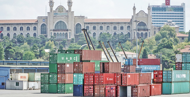 Container im Hafen bei Istanbul