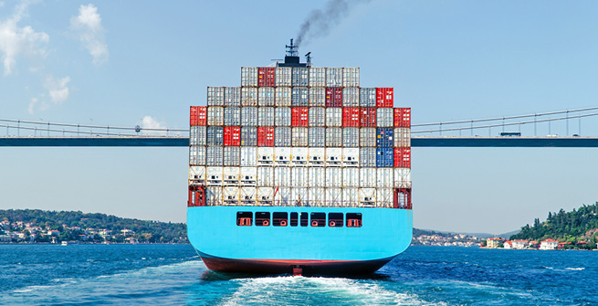 Containerschiff in Istanbul