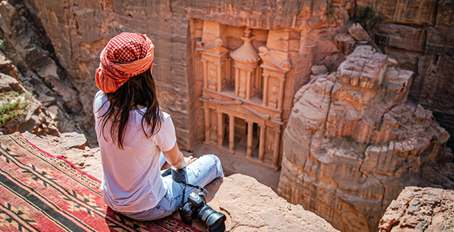 Touristin vor Felsenstadt Petra