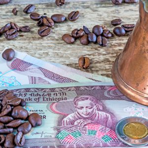 Kaffee auf Banknoten