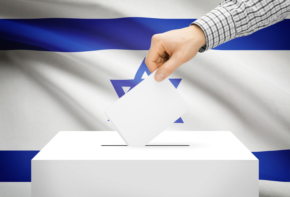 Wahlurne vor Flagge Israel