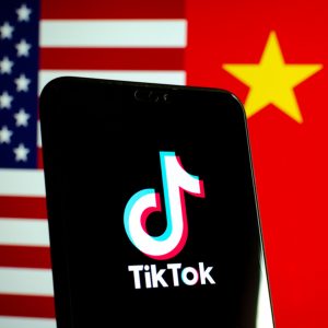 Logo TikTok vor Flagge China USA