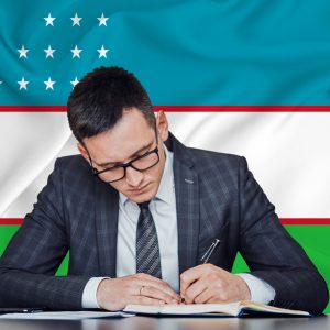Unterzeichnung vor Flagge Usbekistan