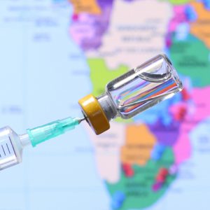 Impfbesteck vor Karte Afrika
