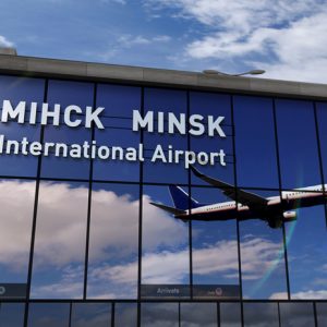 Flughafengebäude Minsk mit Flugzeugspiegelung