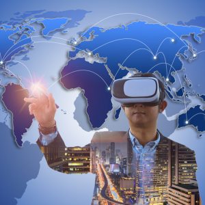 Mann mit VR-Brille vor Weltkarte