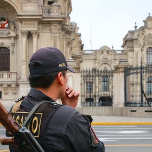 Polizist vor Regierungsgebäude Peru