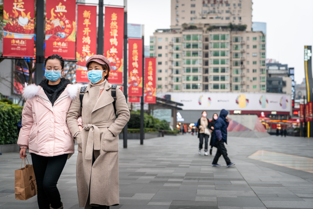 Menschen mit Masken in einer chinesischen Fußgängerzone