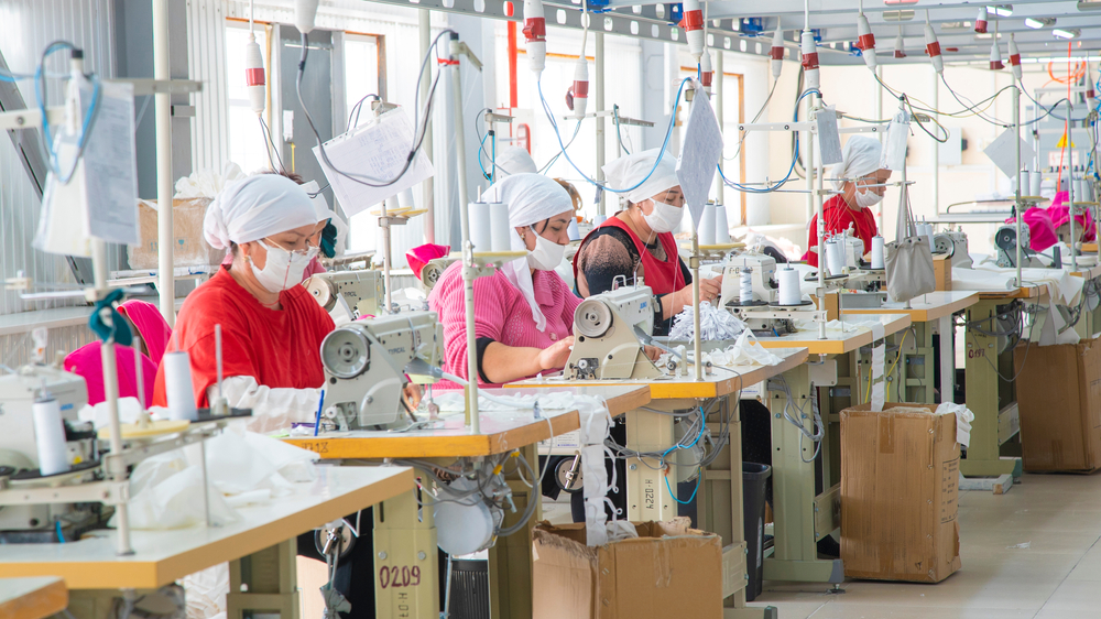 Frauen arbeiten in einer Baumwollfabrik
