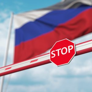 Stop-Schranke vor Russland-Fahne