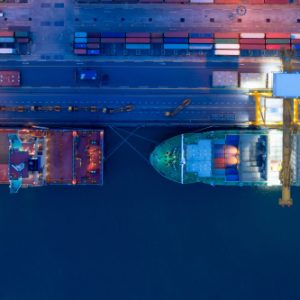Luftbild eines Umschlaghafens mit Kranladecontainer