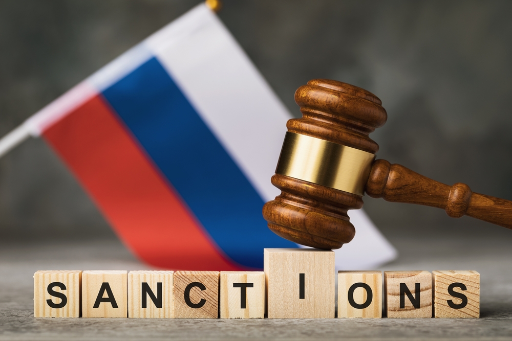 Richterhammer auf Holzwürfel vor Russland-Sanktionen