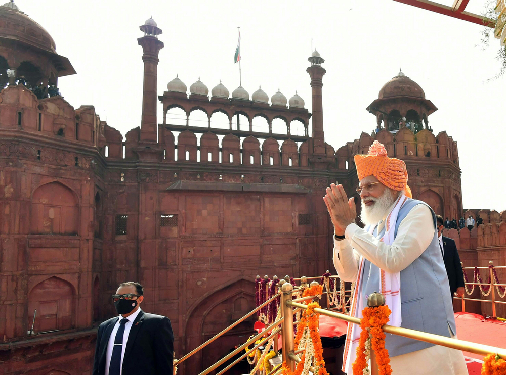 Indiens Präsident Narendra Modi vor Bauwerk
