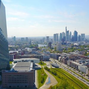 Europäische Zentralbank vor Frankfurter Skyline
