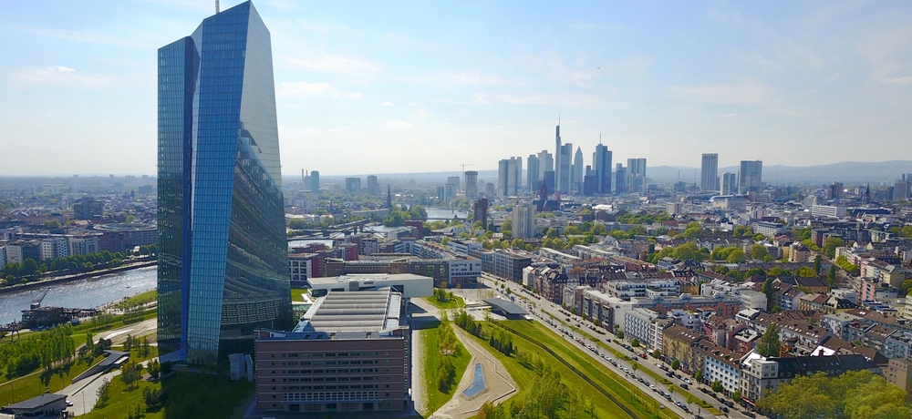 Europäische Zentralbank vor Frankfurter Skyline