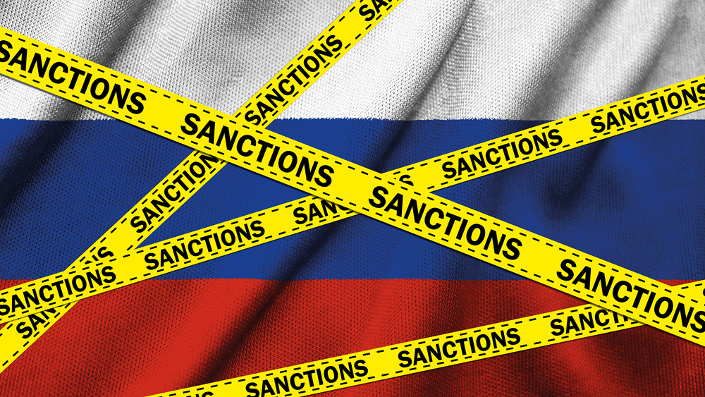 Sanktionsbänder vor Russland-Flagge