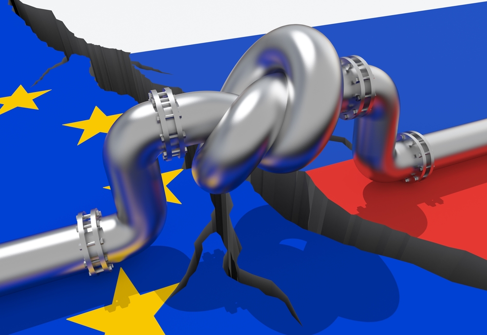 Verknotete Pipeline vor EU-Russland-Flagge
