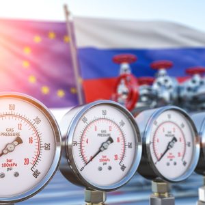 Anzeigen einer Gas-Pipeline vor europäischer und russischer Flagge