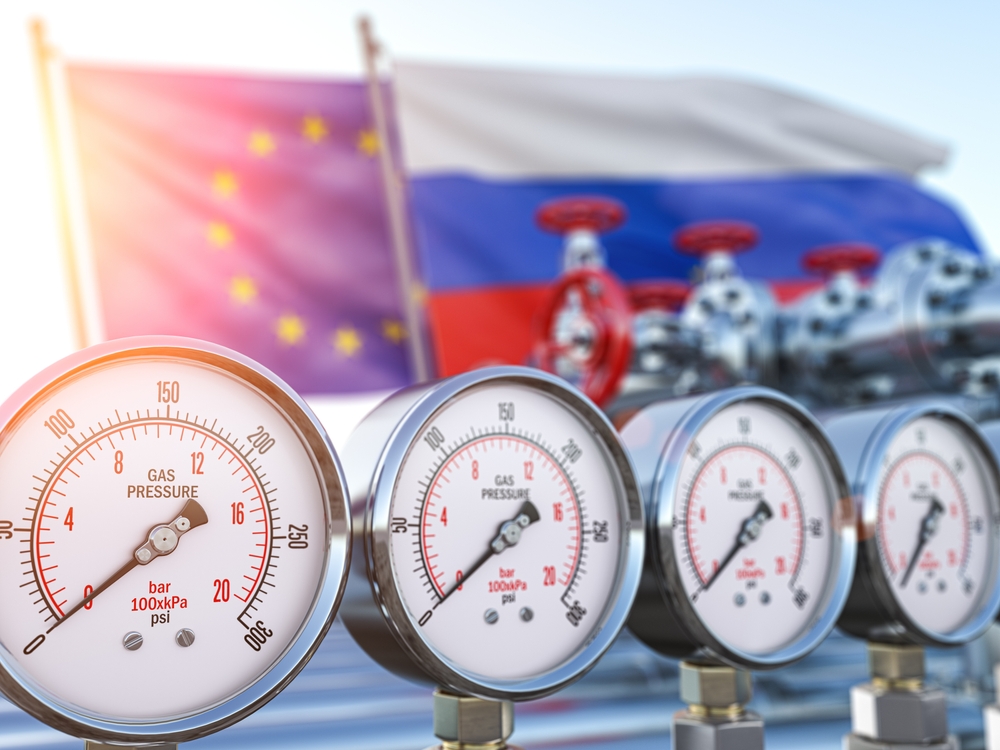 Anzeigen einer Gas-Pipeline vor europäischer und russischer Flagge