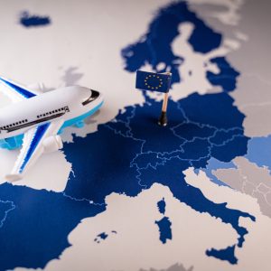 Flugzeug neben Europakarte mit EU-Ländern