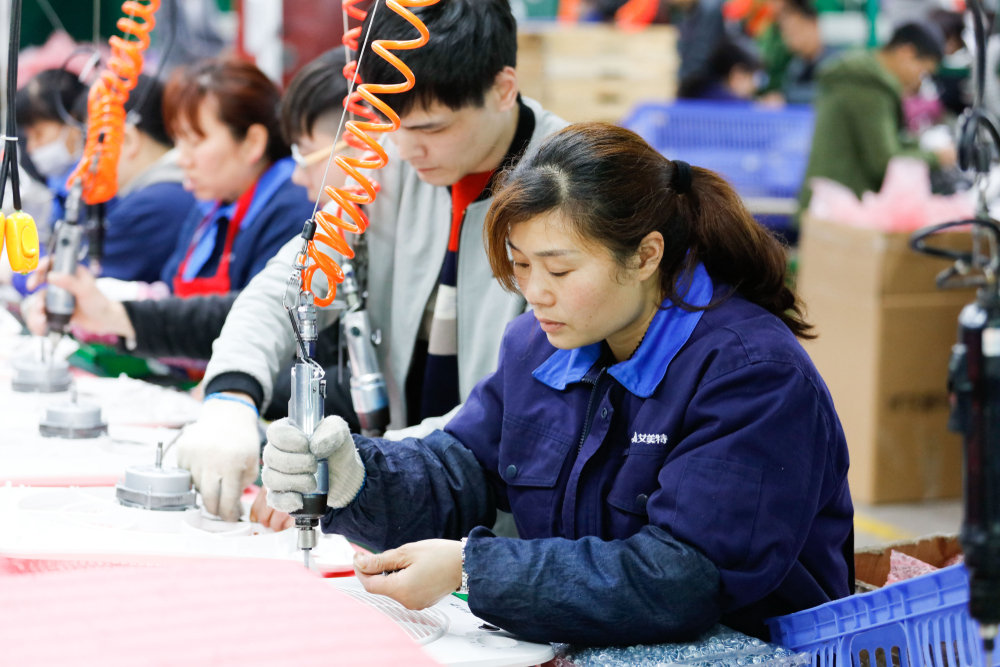 Fabrikarbeiterin bei der Arbeit in Ostchina