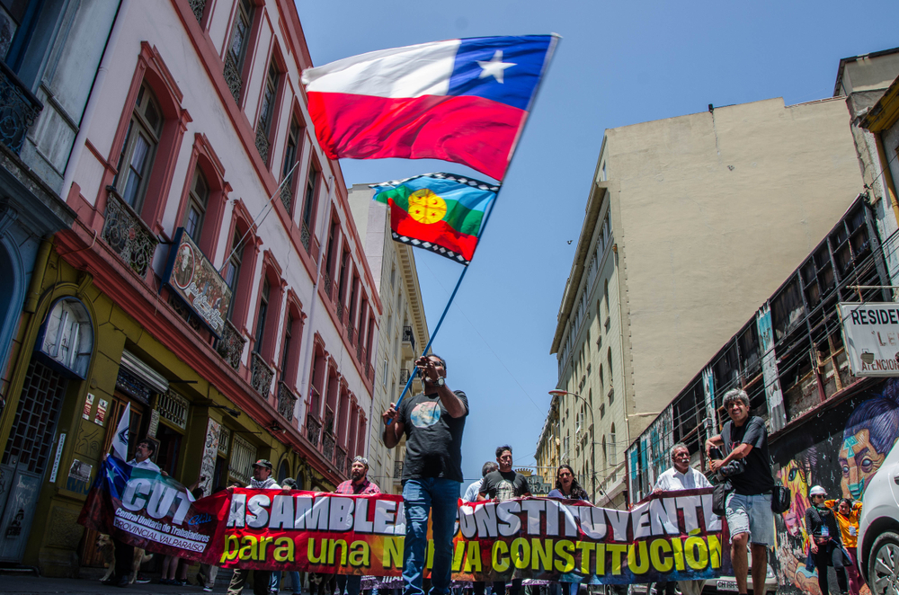 Demonstration für die neue Verfassung auf den Straßen Valparaiso