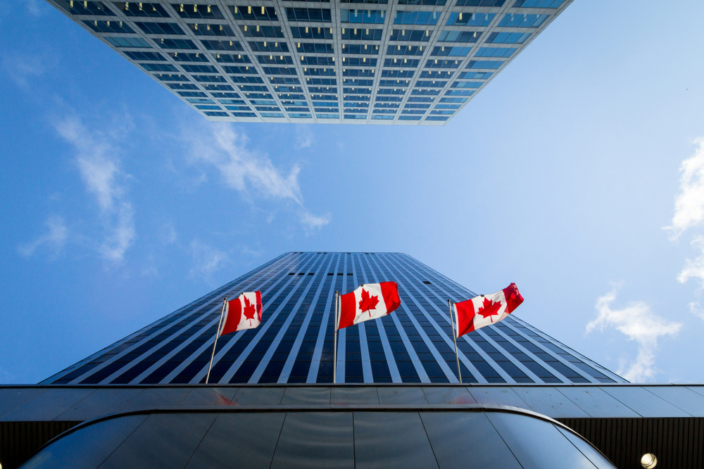 Kanada-Flaggen zwischen Hochhäusern