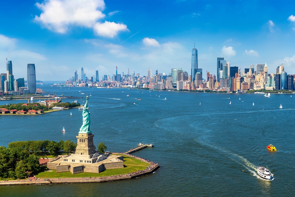 Panoramansicht der Freiheitsstatue vor der Skyline von Manhattan
