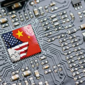 Amerikanische und chinesische Flagge auf einem Mikroprozessor