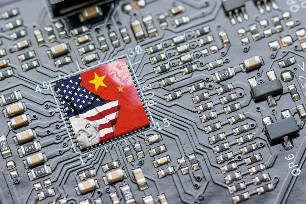 Amerikanische und chinesische Flagge auf einem Mikroprozessor