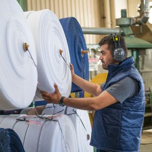Beschäftigter in einer türkischen Textil-Zulieferfabrik
