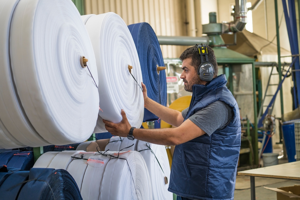 Beschäftigter in einer türkischen Textil-Zulieferfabrik