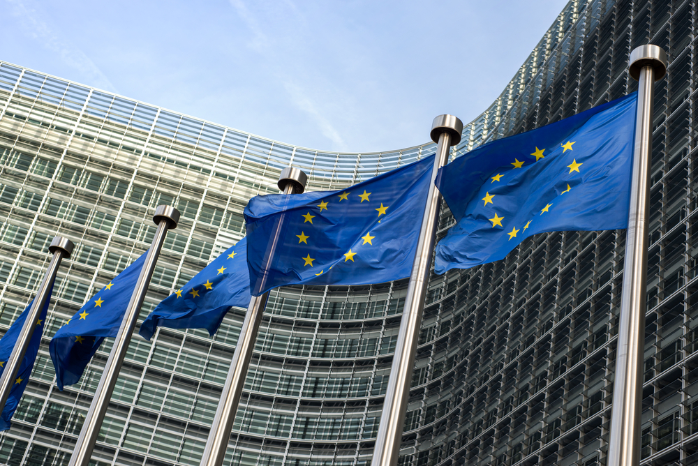 Europaflaggen vor dem Gebäude der EU-Kommission