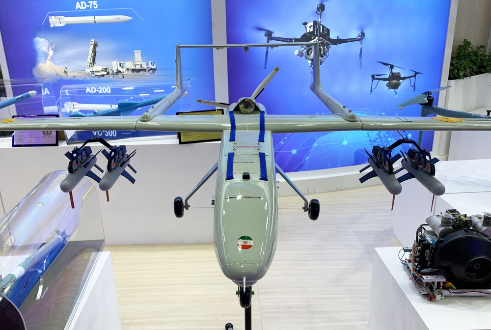 Drohne mit iranischer Flagge auf einer Ausstellung