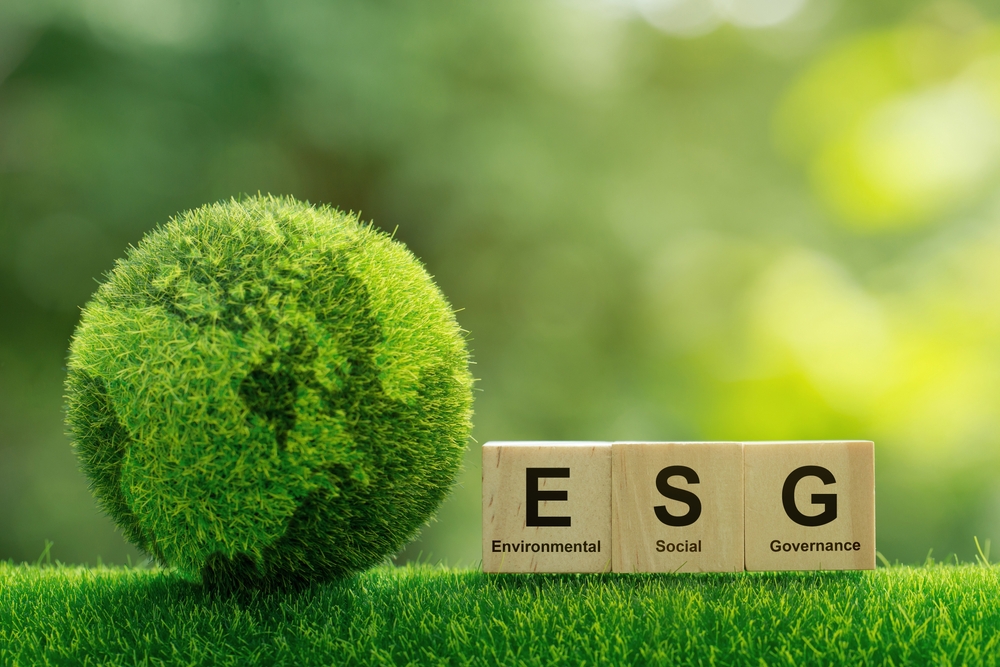 Grüne Weltkugel neben ESG-Schriftzug