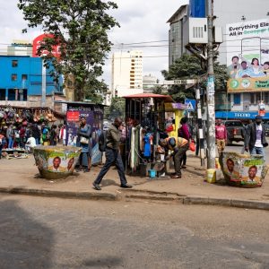 Passanten auf Nairobis Straßen.