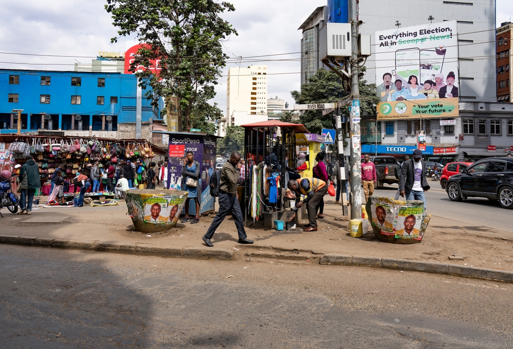 Passanten auf Nairobis Straßen.
