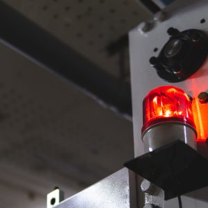 Rotes Alarmlicht an Maschine
