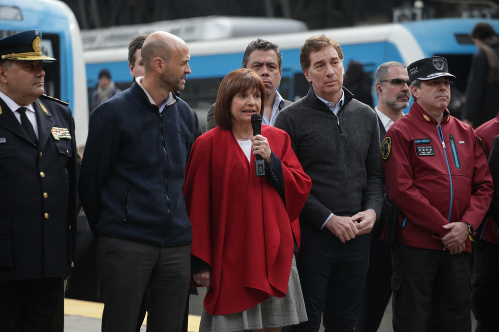 Argentiniens Präsidentschaftskandidatin Patricia Bullrich zwischen Menschen am Mikrophon