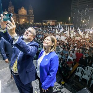 Guatemalas Präsident Bernardo Arévalo und Stellvertreterin Karin Herrera vor einer Menschenmenge.