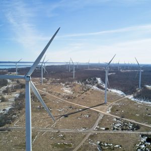 Windkraftanlagen an einer winterlichen Küste
