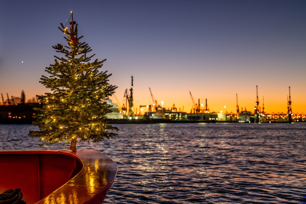 Weihnachtsbaum vor Hafen