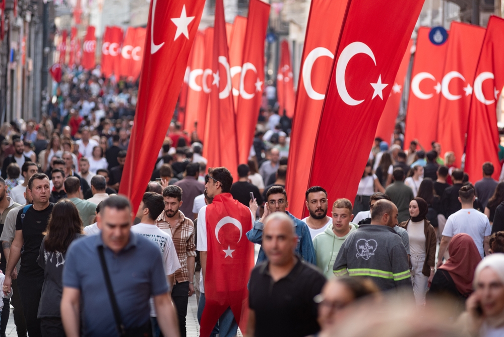 Türkische Flaggen und Menschen in Fußgängerzone