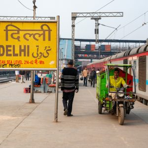 Bahnsteig mit Rikscha in Neu Delhi
