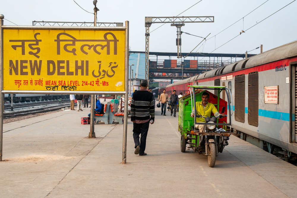 Bahnsteig mit Rikscha in Neu Delhi