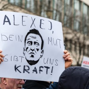Hochgehaltenes Nawalny-Plakat bei Protest