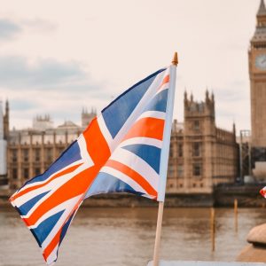 Britische Flagge vor Silhouette von London
